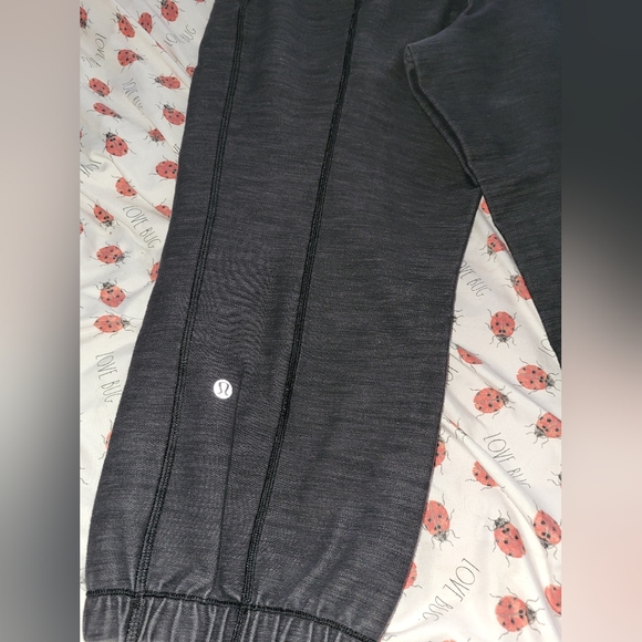 Lululemon crop pants, size 10. - Picture 7 of 16